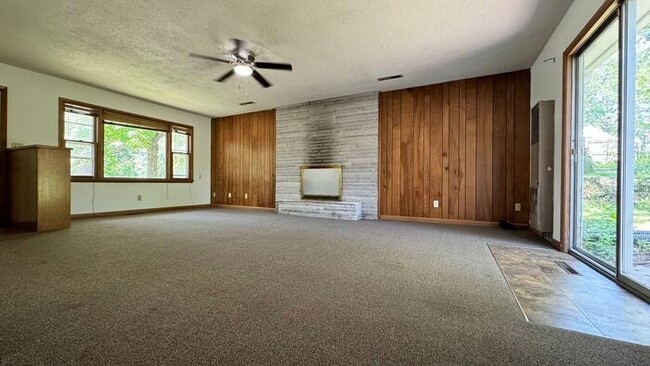 Building Photo - $2,100 | 4 Bedroom, 2 Bathroom Multi Floor...