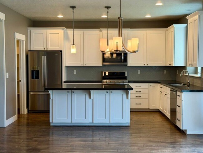 Building Photo - PRIMARY SUITE ON MAIN in a Beautiful Herriman House
