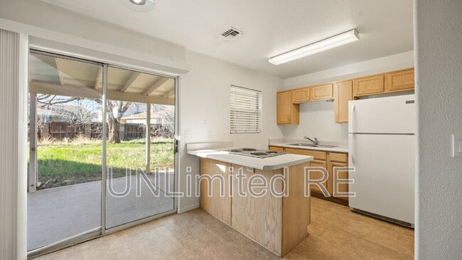 Building Photo - 3232 N Hedgewood Dr