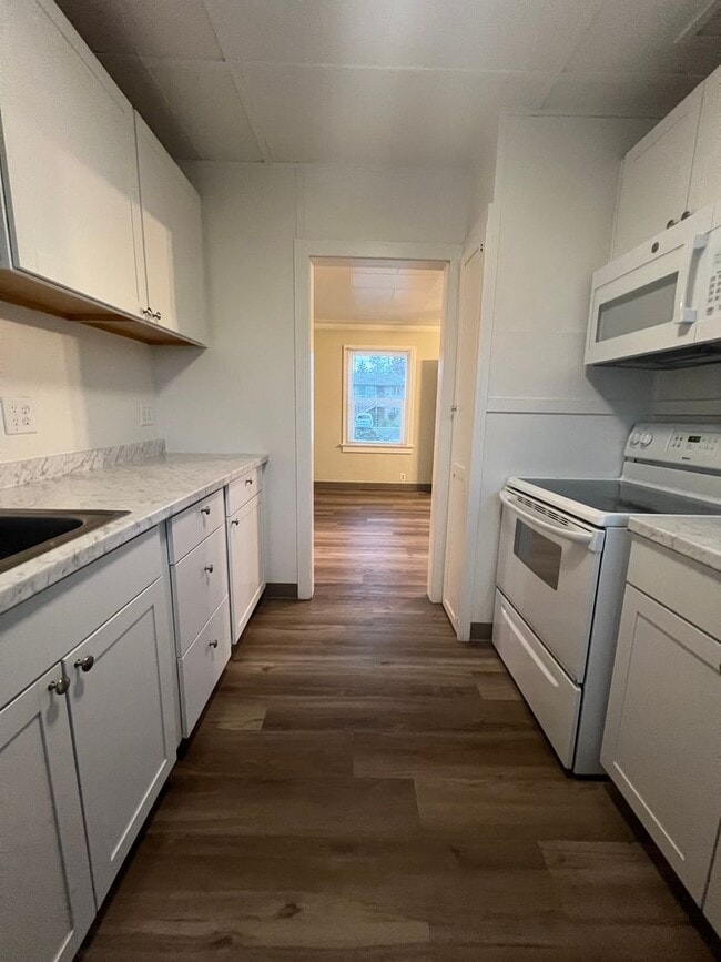 Building Photo - Cute, One bedroom duplex in Central Medfor...