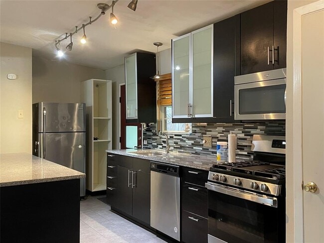 Building Photo - 703 W Crestland Dr