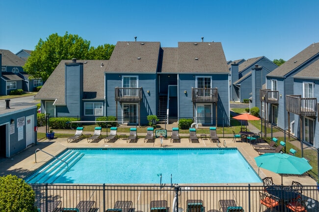 Lexington Commons - Pool - Lexington Commons
