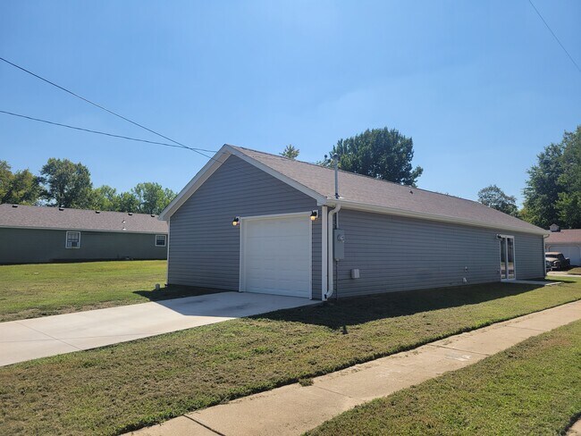 Building Photo - 523 N Tom St