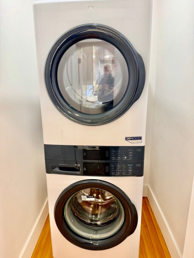 Building Photo - 24 Dawes St