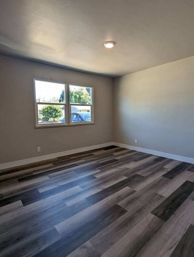 Building Photo - 2-bedroom 1-bathroom duplex