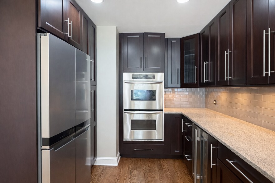 Building Photo - 805 W Wolfram St