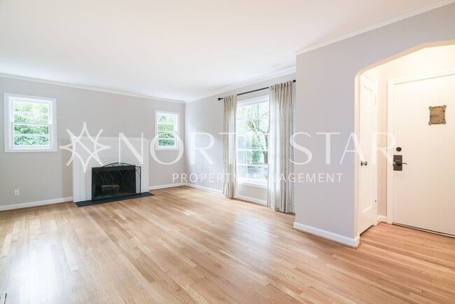 Building Photo - Newly Remodeled Lake Oswego Cottage With Lake Access.