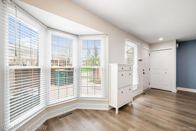 Building Photo - 38887 Country Cir