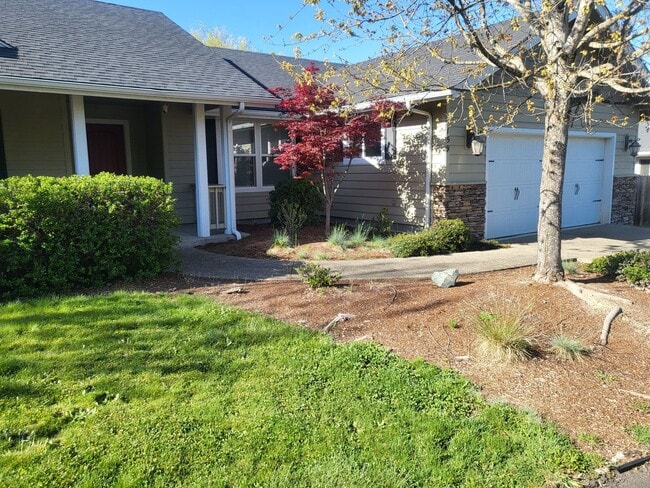 Building Photo - 3 bed 2 bathHome for Rent in Grants Pass