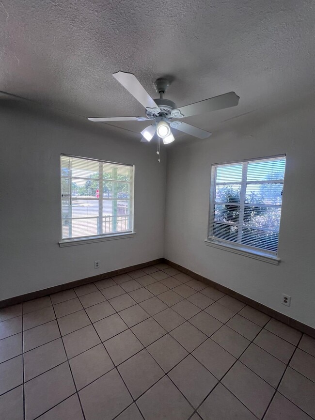 Building Photo - 2905 E Lamona Ave
