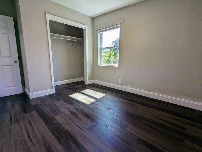 Building Photo - "Charming 2-Bed Upstairs Apartment in Moncrief Park – Cozy 700 Sq Ft with Modern Comfort!"