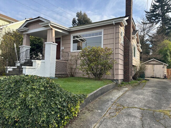 Building Photo - Maple Leaf 3 bedroom