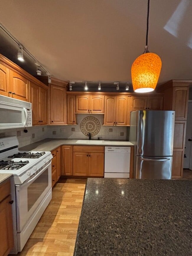 Building Photo - STUNNING 3 BEDROOM HOME IN NOVI !!