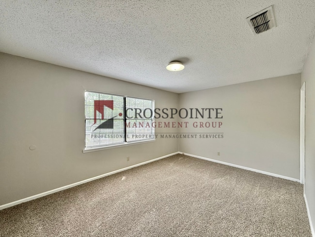 Building Photo - Available now! Beautiful 3 bedroom 1.5 bath Townhome in Tyler!