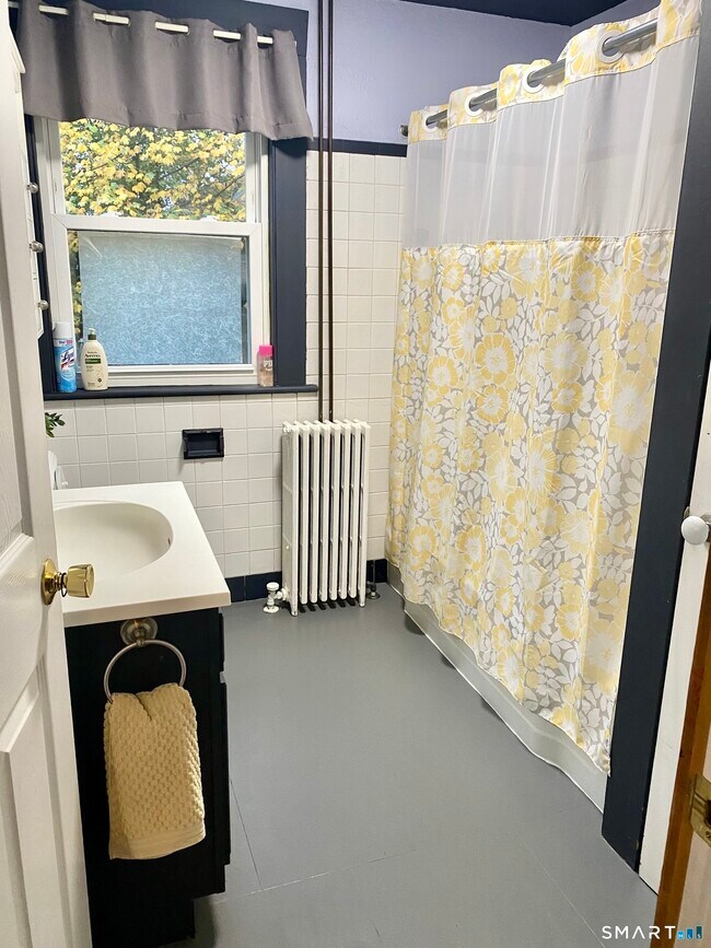 Building Photo - 1908 Stratfield Rd