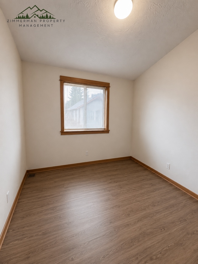 Building Photo - 2 bedroom 1 bathroom townhouse