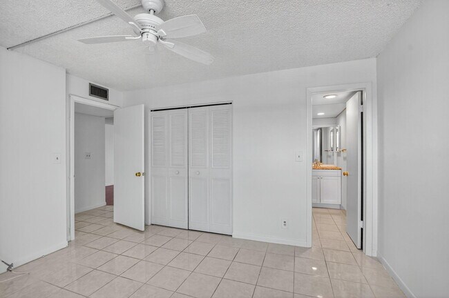 Building Photo - 11 Royal Palm Way