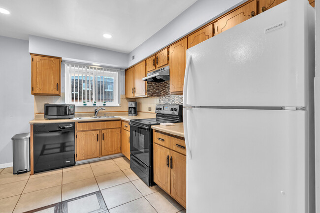Building Photo - 9405 Bay Colony Dr