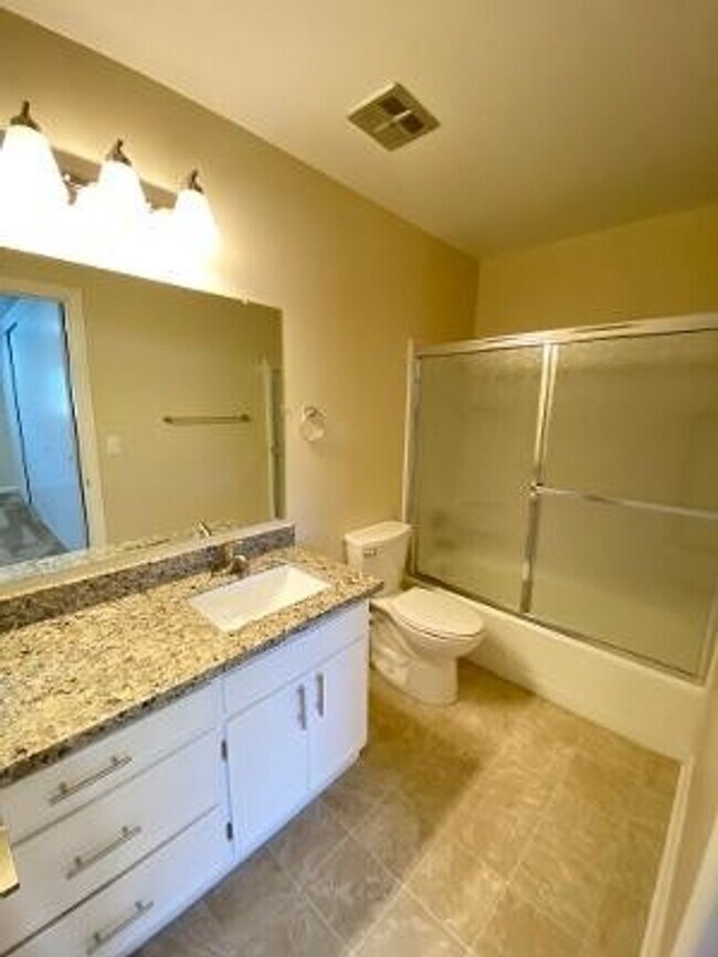 Building Photo - Large 2 Bed 2 Bath Apartment In Downtown L...