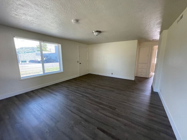 Building Photo - 3 bedroom 1 1/2 bath newly remodeled Roseb...