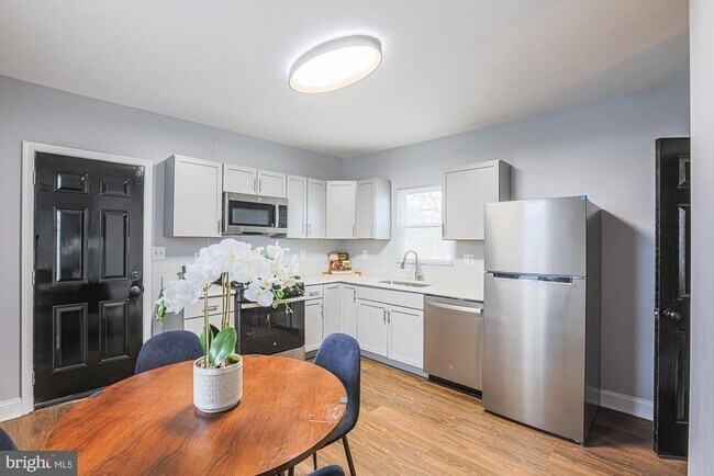 Building Photo - 9 Glenmore Ave