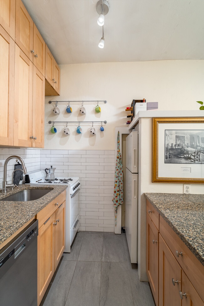 Building Photo - 415 E 80th St