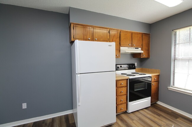 Building Photo - **Updated 2-Bedroom, 2-Bathroom Apartment ...