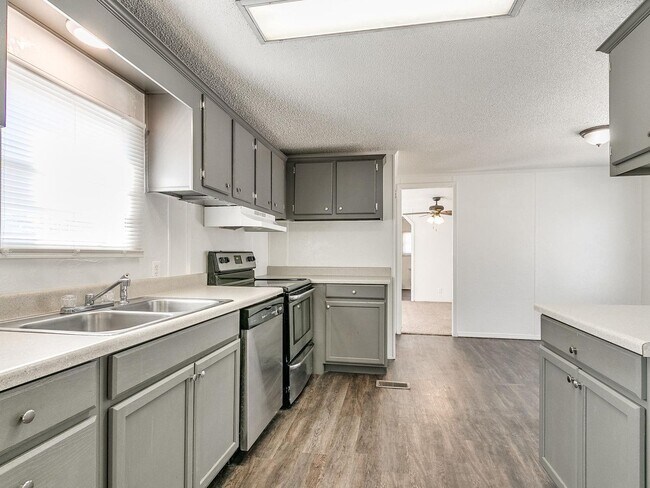 Building Photo - 3bed/2bath Mobile Home Available on 1.3 Acres in Noble!