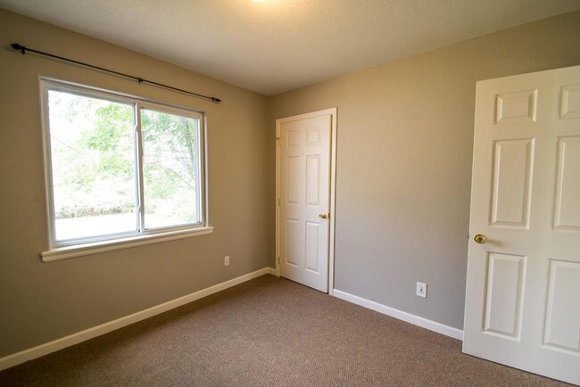 Building Photo - 2887 Moorhead Ave