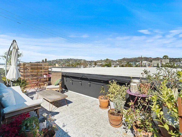 Building Photo - 811 N Detroit St