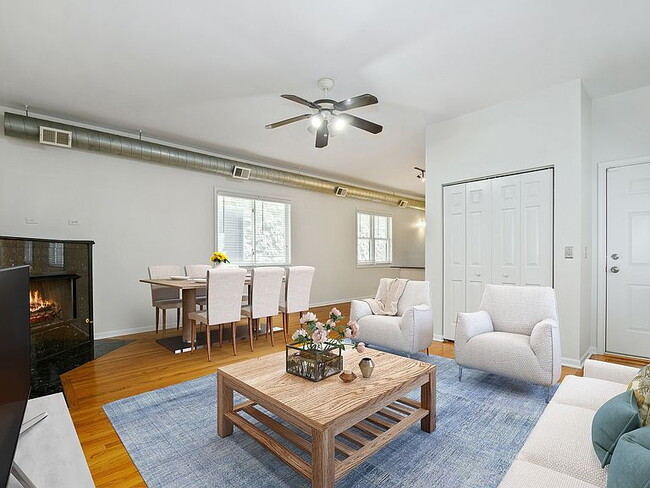 Building Photo - "Spacious 2-Bed, 2-Bath Gem in Chicago's Heart – 1200 Sq. Ft. of Modern Living!"