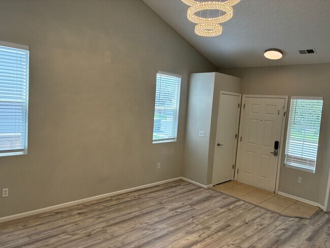 Building Photo - 3 Bedroom 2 Bathroom Ranch Style Home!