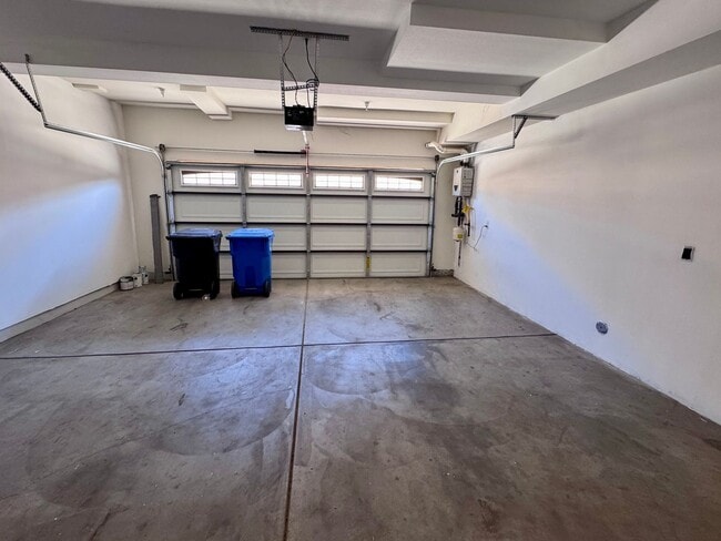 Building Photo - Beautiful remodeled 3 bedroom townhome in ...