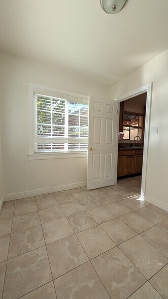 Building Photo - 1203 N Kenilworth Ave