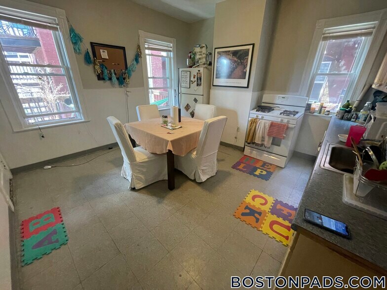 Building Photo - 348 Faneuil St