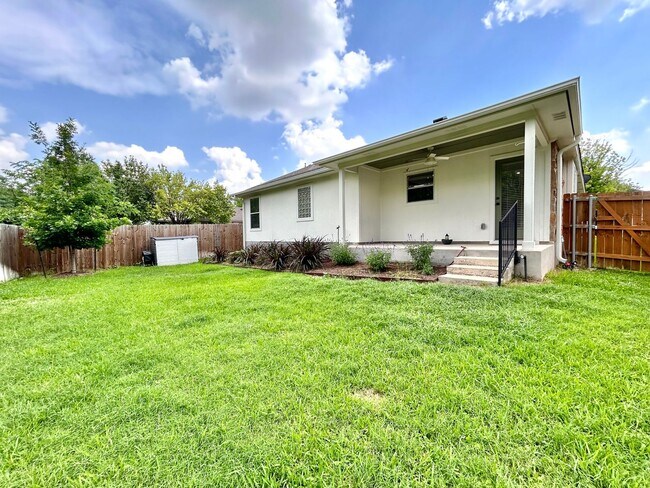 Building Photo - 3/BR 2/BA Bath Home with Fully Equipped Ki...