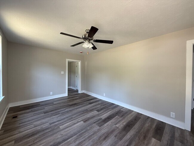 Building Photo - Newly Renovated 2 Bed/1 Bath Cottage