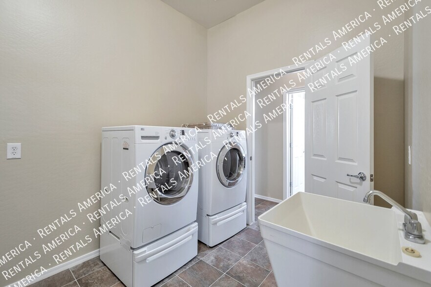 Building Photo - 43958 W Bailey Dr