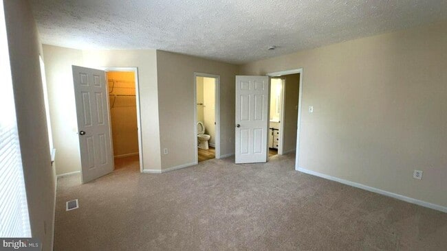 Building Photo - 2431 W Rosecroft Village Cir