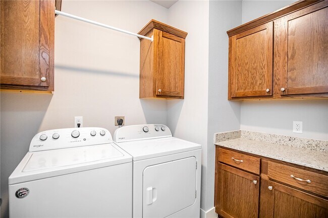 Building Photo - 307 Alder St