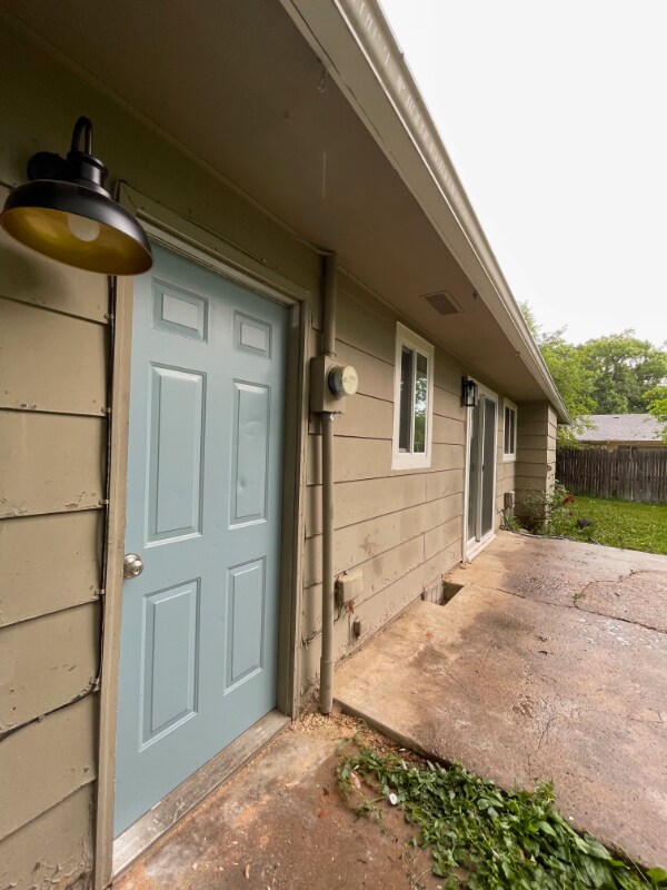 Building Photo - 2405 Tamarac Dr