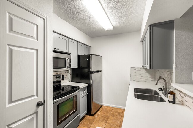 Building Photo - 12550 Whittington Dr