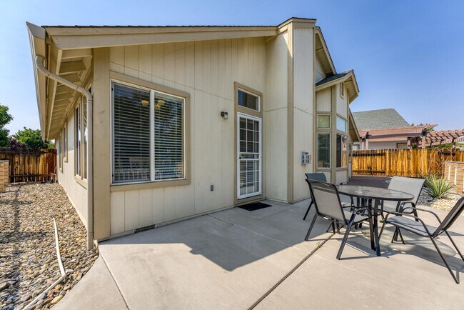 Building Photo - FULLY FURNISHED Sparks home with all utilities included and flexible lease options