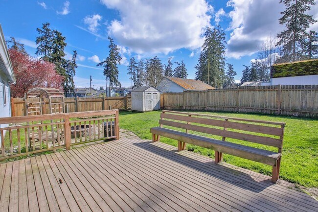 Building Photo - Lovely Home located in Oak Harbor and Ready for a New Tenant!