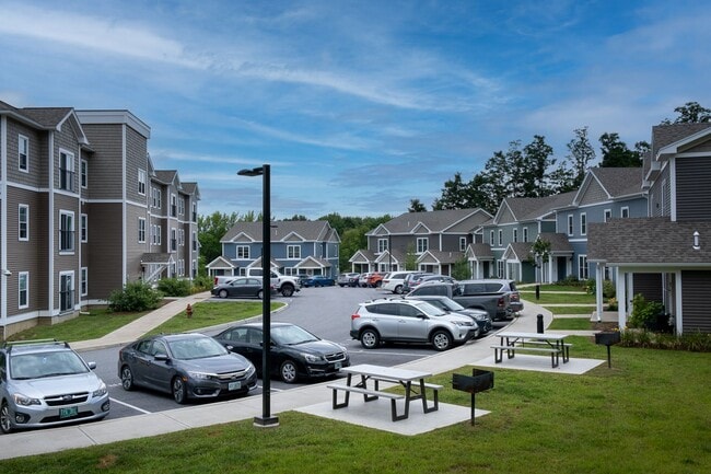 Building Photo - 2 bed, 1 bath townhouse style apartment with washer & dryer provided (45 Griffin Ln #202)