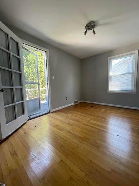 3rd bedroom w/ exit to balcony - 1017 Henrietta St