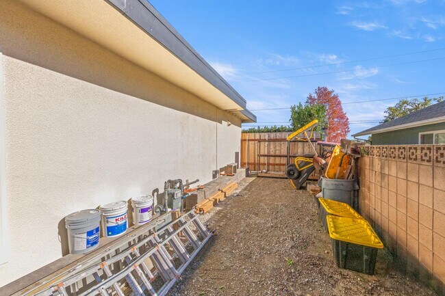 Building Photo - 1558 Wakefield Ave