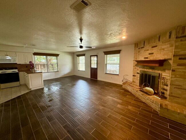 Building Photo - 9407 Pinole Ln