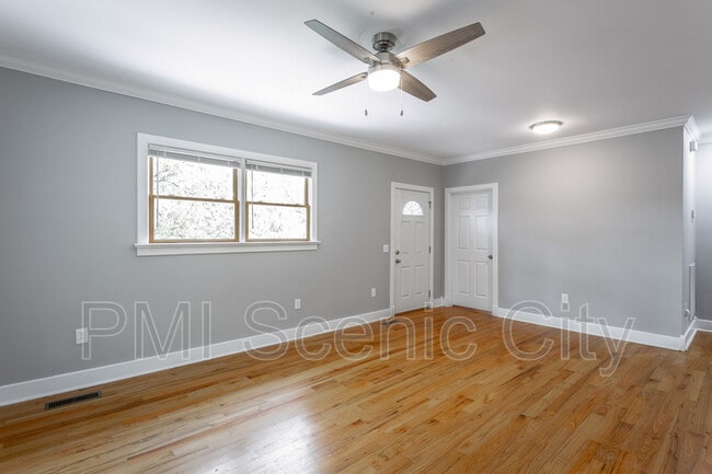 Building Photo - 513 Lytle St