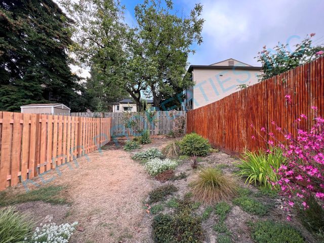 Building Photo - Charming 2-Bed Oasis with 1,111 Sq Ft of Comfort in Vibrant SE Portland!